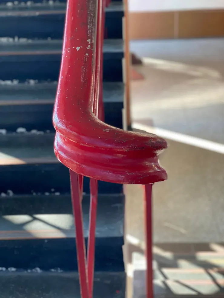 圓弧形的樓梯扶手優雅延伸，增添了空間的流暢感。其內凹弧度則是考慮到人體工學，提供舒適的握持感