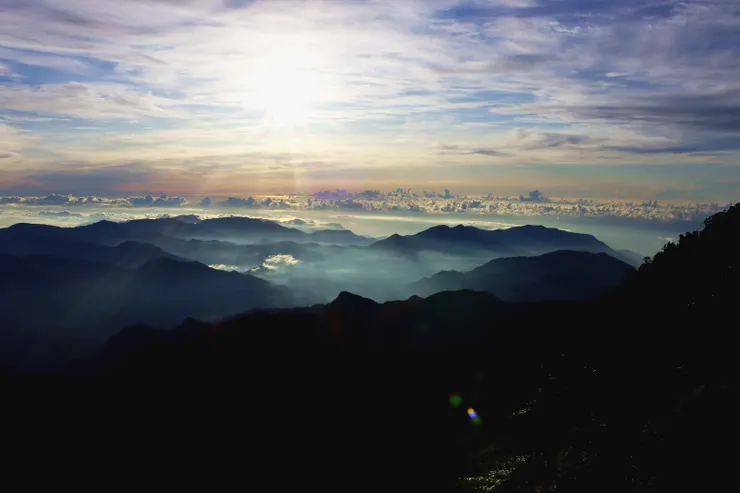 ▲微光乍現，層層山巒逐一開展