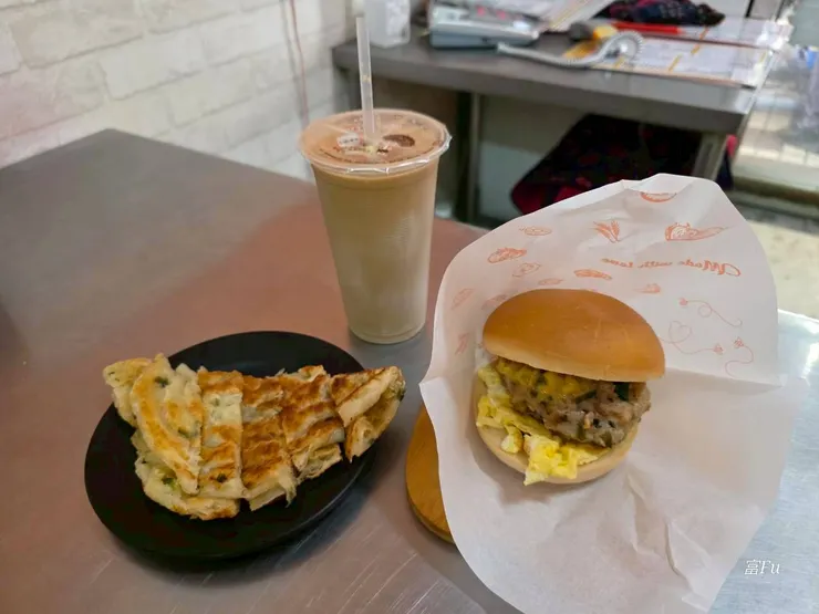 額外點了咖啡牛奶、蔥抓餅，而且大杯飲料是真的大杯750ml，價格很有競爭力!