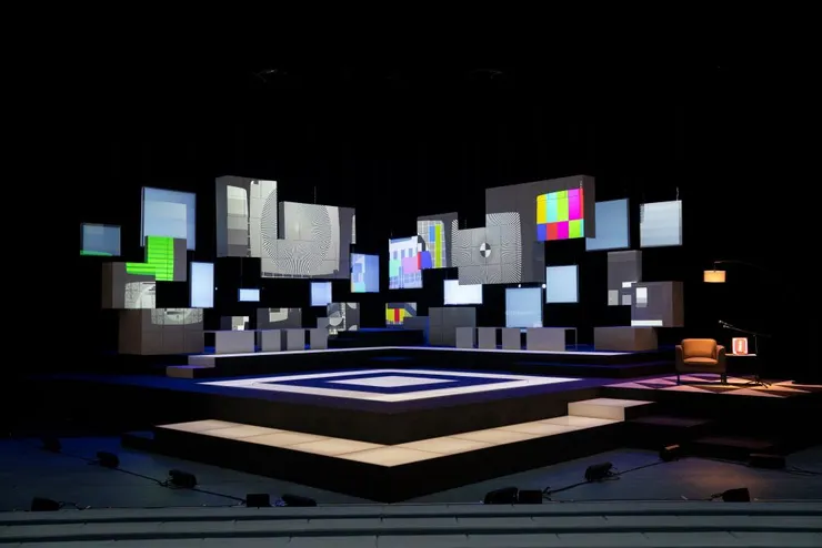 舞臺設計猶如巨大的電視導播監控視，呼應王偉忠的自我定位。（圖片來源：https://newstaiwan.net/2023/10/25/100563/）