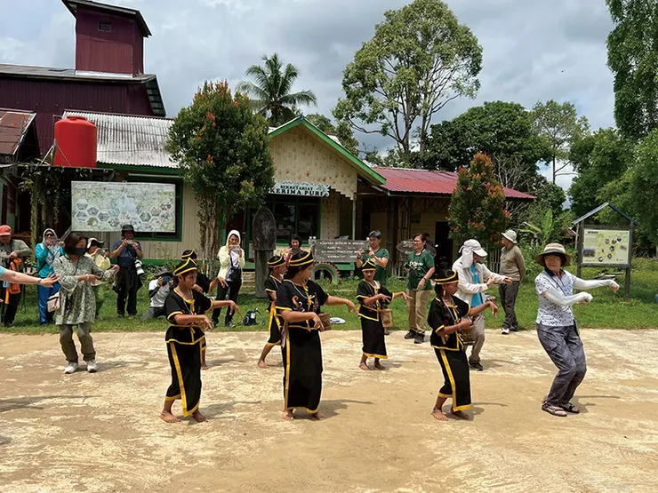 ▲初到梅拉布村（Merabu）即迎來親切又主客盡歡的迎賓舞。