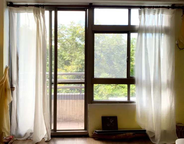 「曙光·暮色」是華陵意志的延伸，隨著四季與時節流轉，工作室的窗景也跟著變換，如同工作室的名字一樣，在這裡與光同在。 