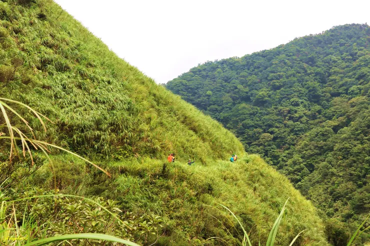 古道於烘爐地山與小礁溪山間之鞍部越過雪山山脈