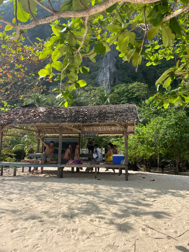 一起在沙灘涼亭吃午餐