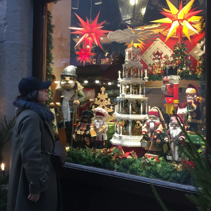 感受櫥窗繽紛的飾品、濃厚的聖誕氣氛