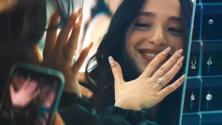 ▲ 戒指在傳統上是承諾與愛情的象徵。Anora 和 Ivan 結婚後，戒指代表著他們之間關係的承諾。來源：《艾諾拉》電影劇照