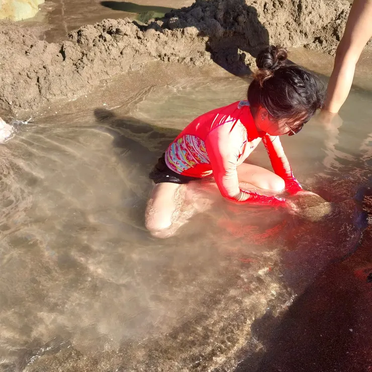 正在徒勞無功調節水溫的本人