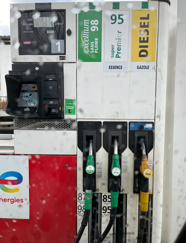 依租車公司與油蓋上的標示加油