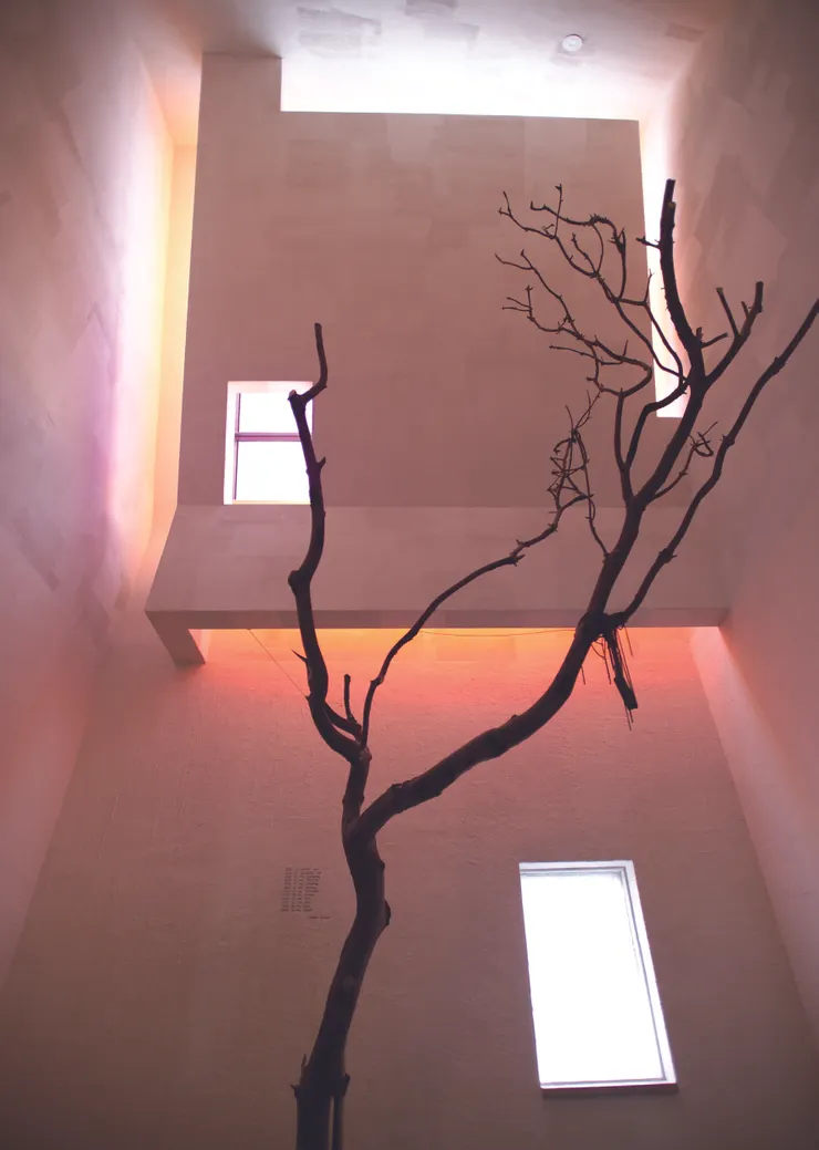 光容器上有彩色鏡面,天光穿過鏡面,再經由牆面上的折射板反照,室內空間因而有了絨毛般柔和的色彩,各種互補色域交織,讓人看了心曠神怡(圖/《解讀當代建築大師》)