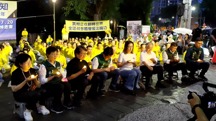 來了許多貴賓，雨中和大家一起燭光悼念。