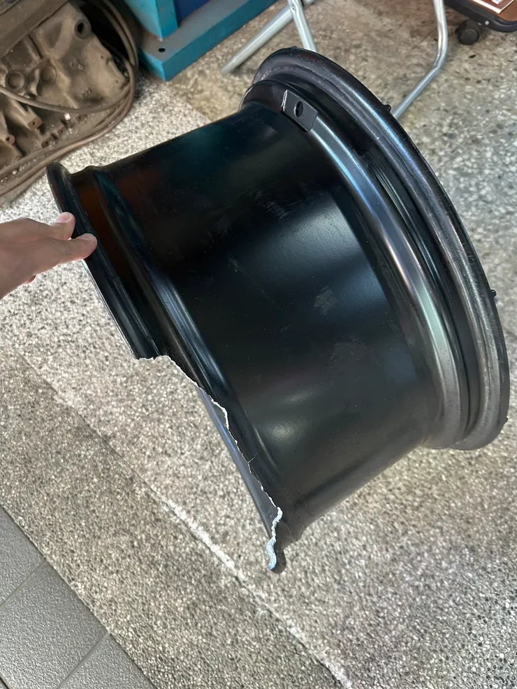 高速公路撞到大石頭，如何處理輪胎與鋁圈受損的情況！