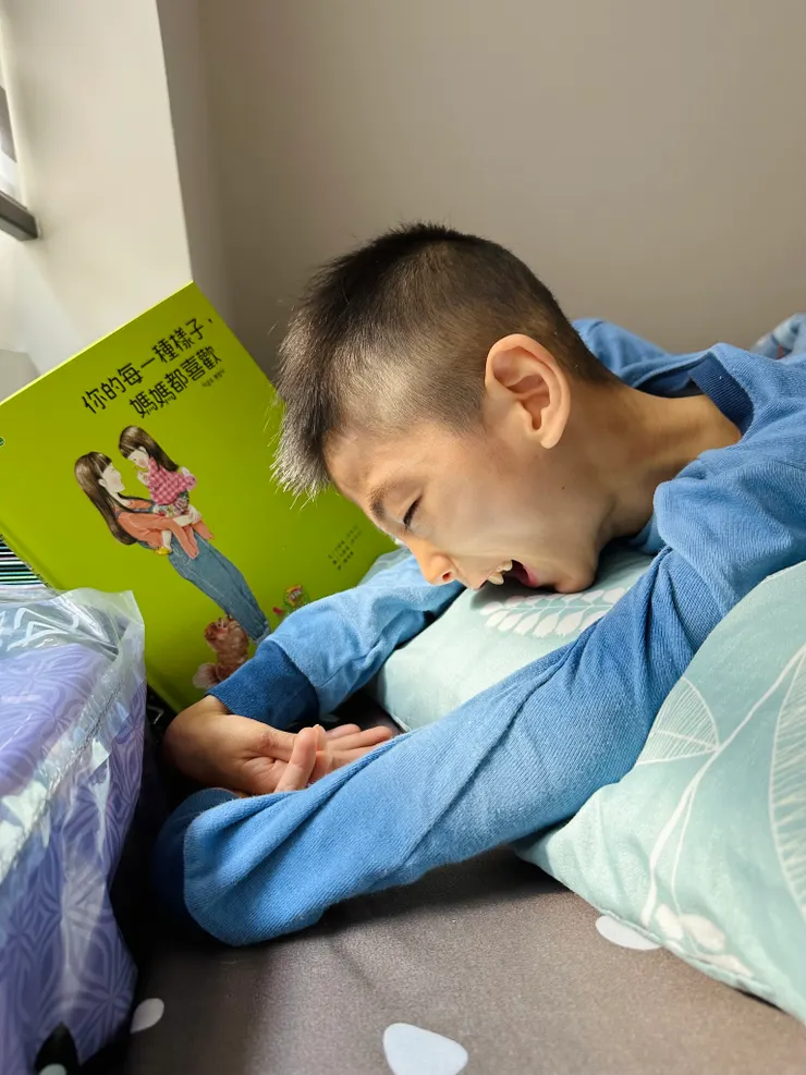 無口語極重度腦麻兒祐祐也是個小書蟲。