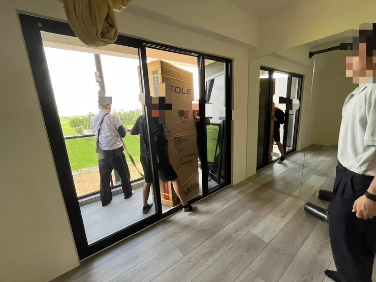 大台到沒辦法直接搬進來，喬角度喬好久。