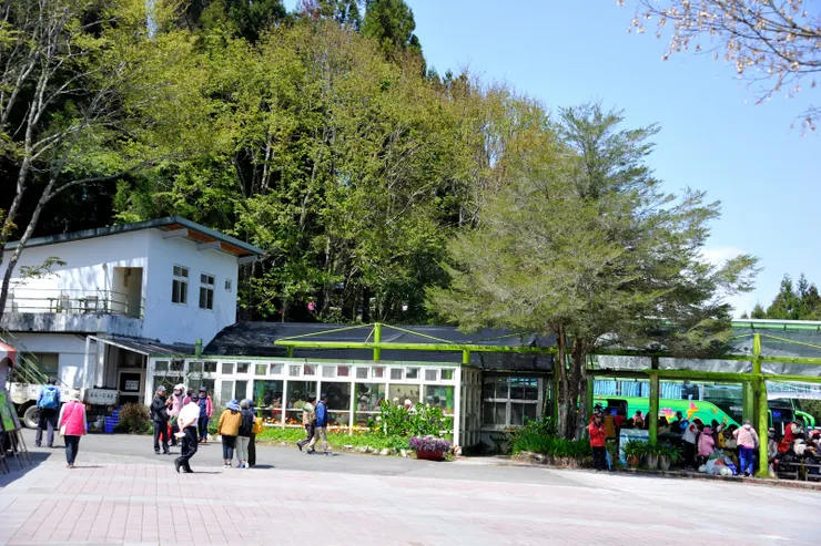 【展售店前放眼望去率多銀髮 退休後願如是天地間任瀟灑】