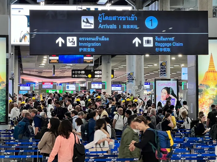 抵達曼谷,瞧瞧這人龍