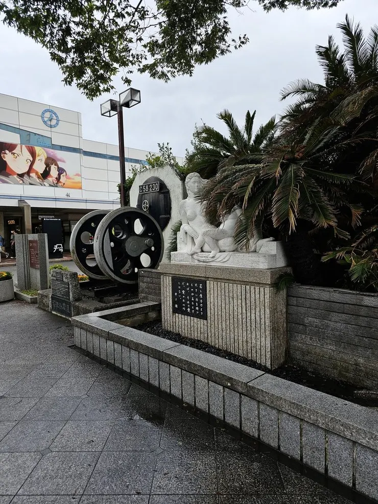 站前的紀念碑，也同時是劇場版中出現的場景