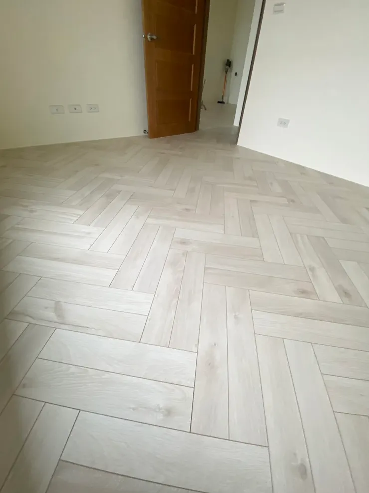 地板細節與卡扣近拍 - 展示專業工法