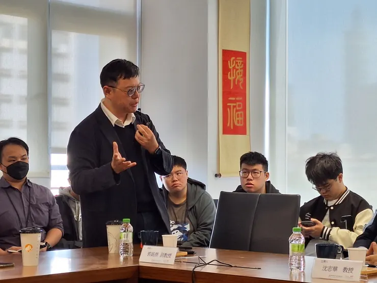 11月29日，台灣大學胡佛東亞民主研究中心、Korea Foundation合作舉辦「中美關係與中國對朝鮮半島的政策轉型」演講，由華東師範大學歷史系終身教授暨冷戰國際史研究中心主任沈志華主講，台灣大學國家發展所教授、歐盟莫內講座葉國俊主持，台灣大學政治學系副教授、社會科學院國際長郭銘傑與談。（劉燕婷攝） 