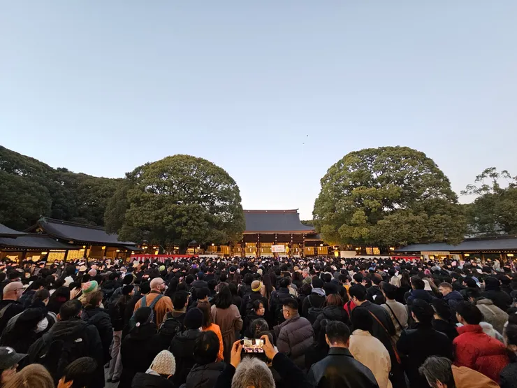 拍攝於明治神宮，擠滿許多人前來參拜