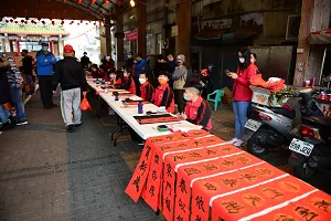 書法社在梅山鄉玉虛宮前期末成果展，現場揮毫愛心義賣春聯。
