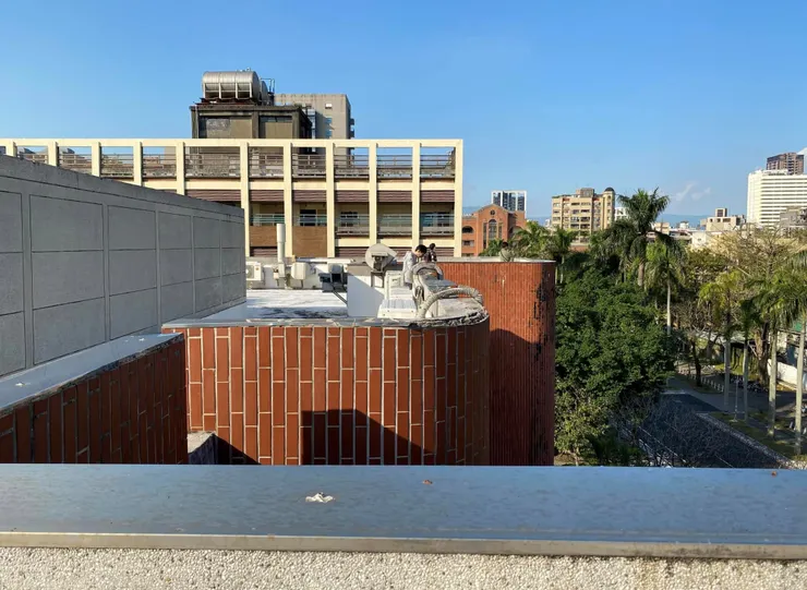 從屋頂近看建築立面紅磚