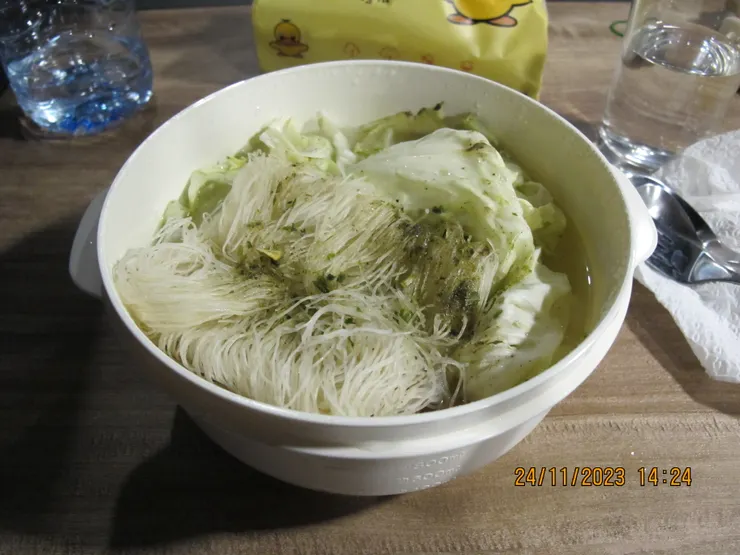 這碗就是在出租屋做和吃的微波爐叮米粉。在香港,一般來說我都不會叮麵,而是煮,也沒有米粉,這次吃完發現很好吃。