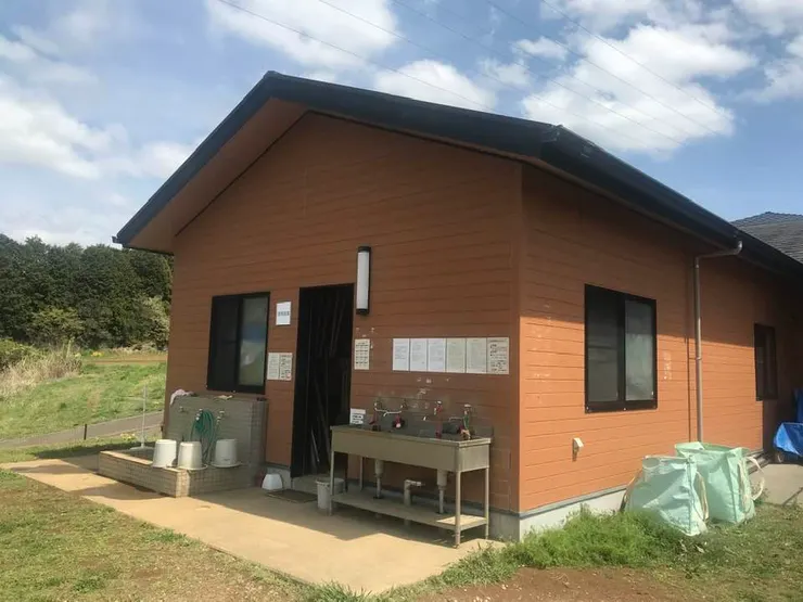 工具間，門口的沖洗設備很實用