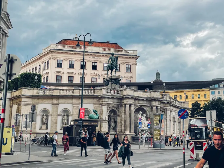 當天參加的TOUR 一早在阿爾貝蒂娜博物館集合
