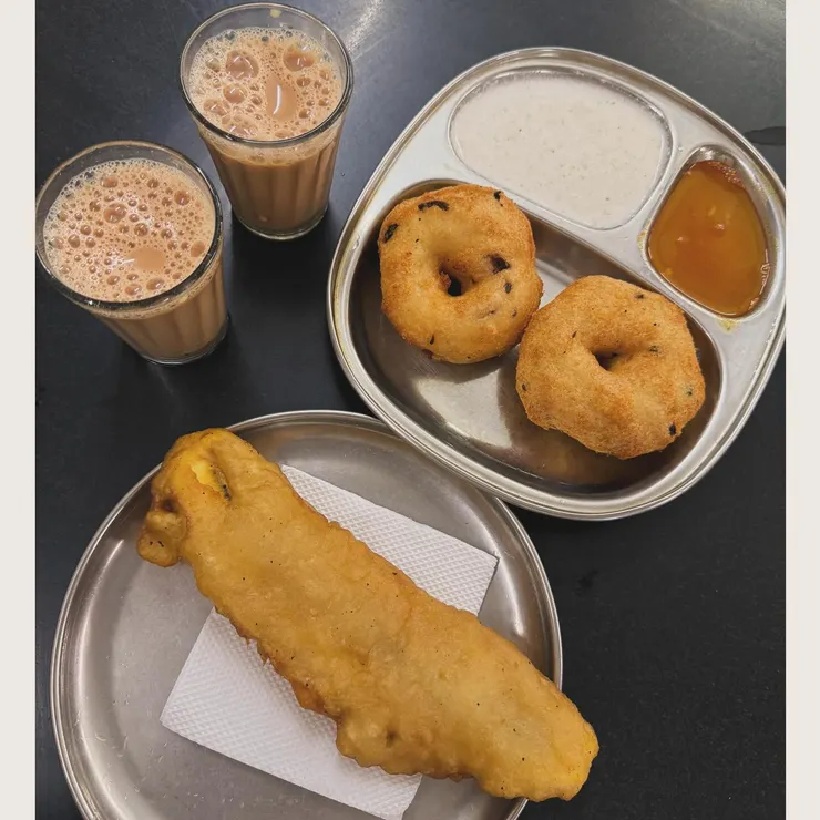 奶茶、印度鹹鹹圈和炸香蕉
