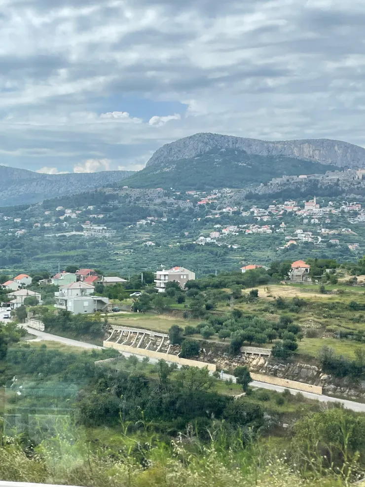 巴士上側拍即將入城的風景