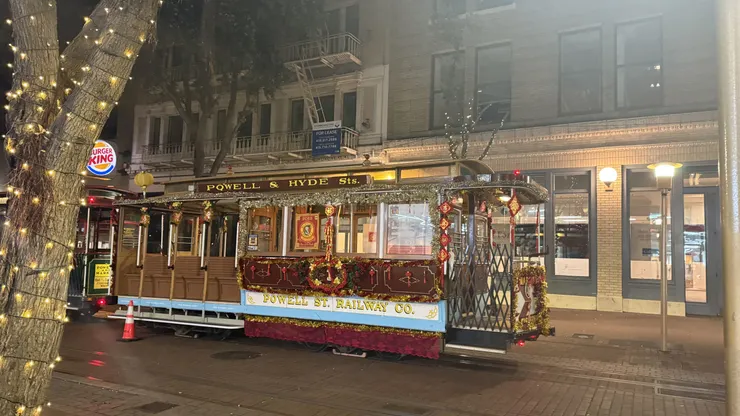 不知道是不是接近農曆新年，叮叮車多了應景的裝飾