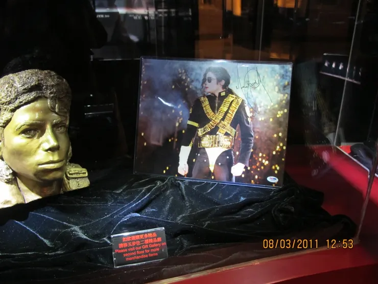 這個應該是1993年superbowl中場休息時表演的照片吧(我覺得是)。自MJ這次演出後，能在superbowl中場休息時表演等於奠定該歌手的地位，而且只有MJ能收演出費，其他所有歌手不但沒歌酬，還得被挑選才有機會上台表演。而照片中那個是不是親筆簽名？