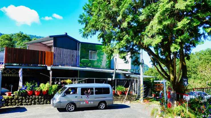 在民宿前等候我們的”逐鹿車隊”