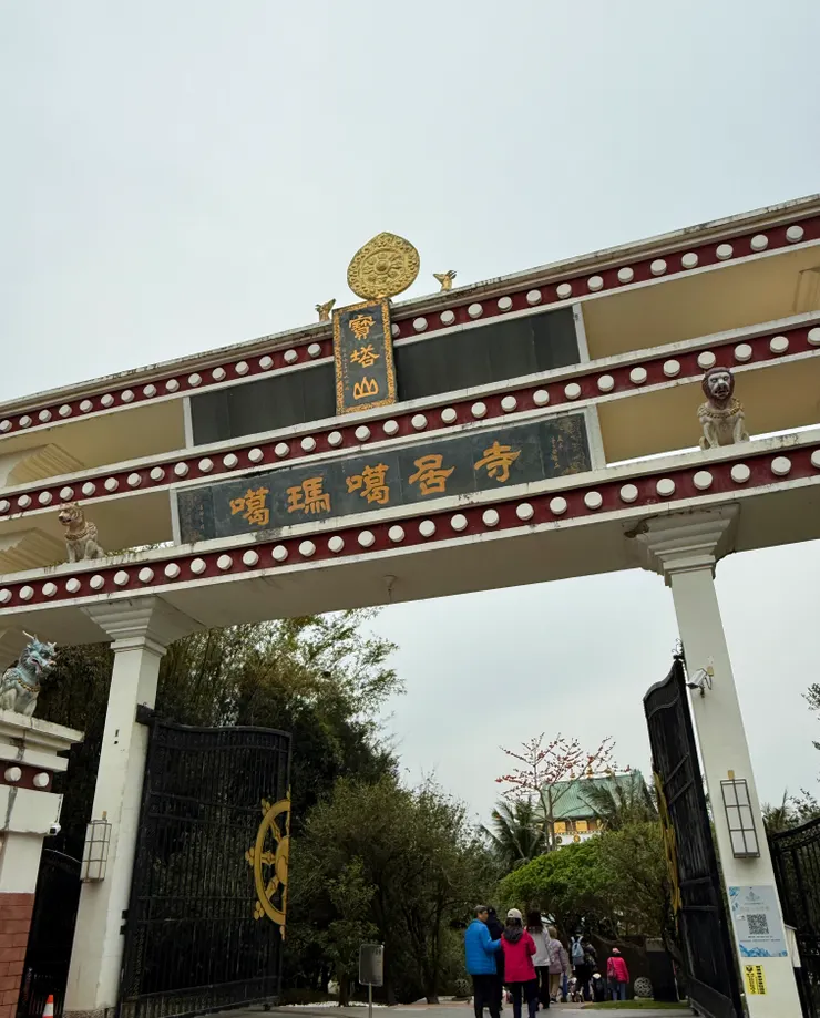 「法輪雙鹿」山門正面