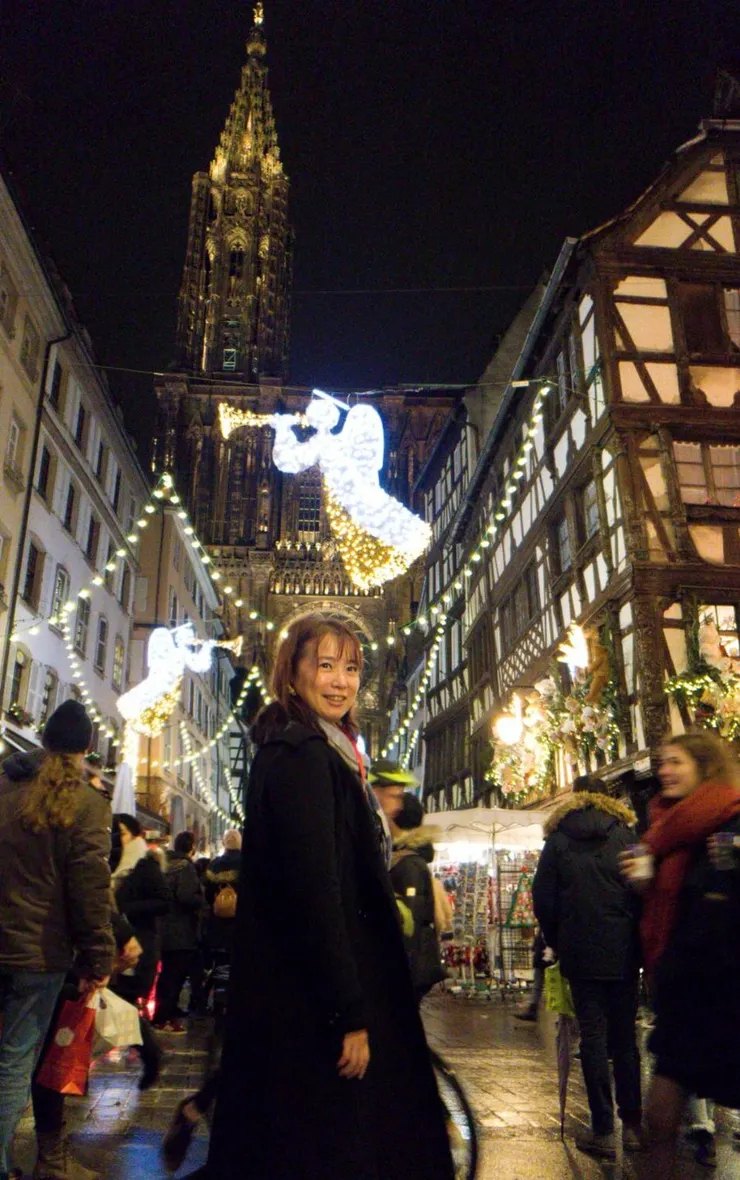 從旁邊的小巷弄望向「史特拉斯堡座堂」，深深覺得史特拉斯堡真的是個很美很美的城市