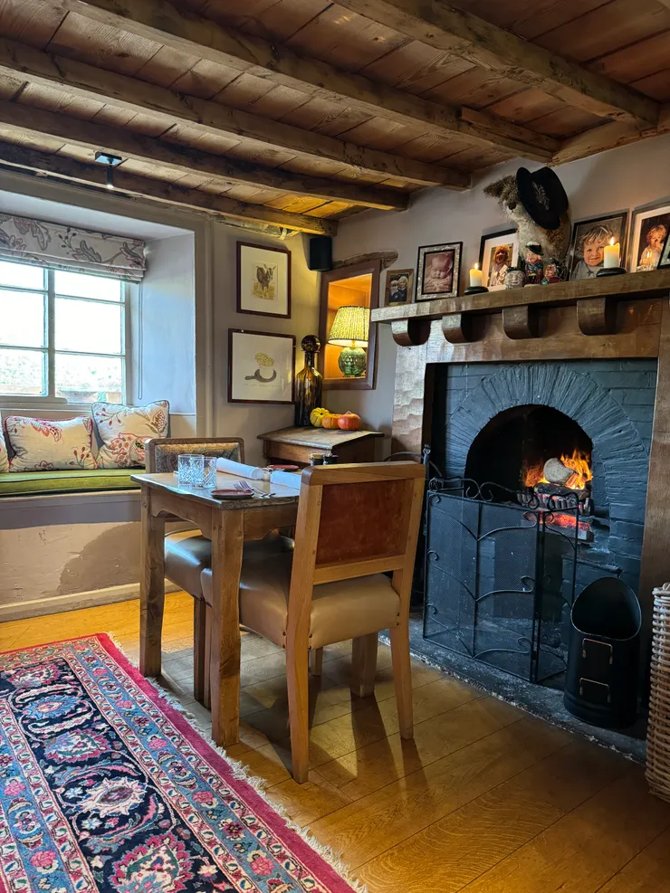 來的時候是秋天壁爐已經開始生火是燃燒🪵的