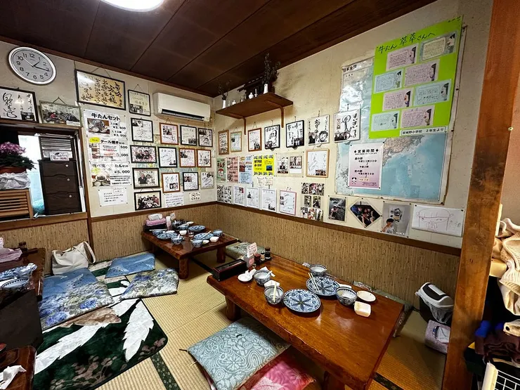 滿眼就有很多簽名板跟合照！