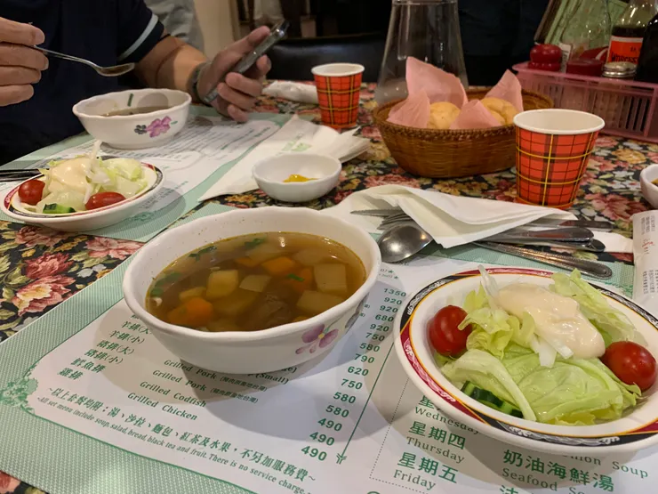 牛肉湯好喝法式海鮮濃湯也不錯