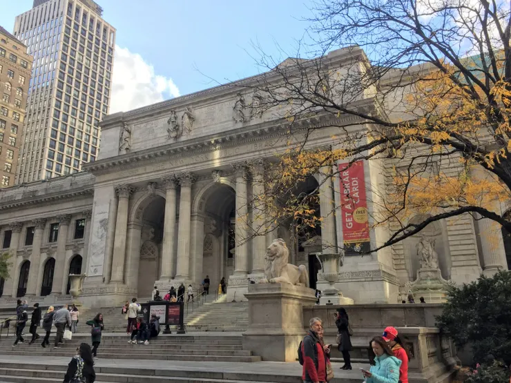 圖書館前方的兩座石雕臥獅「阿斯特獅」和「萊努克斯獅」是為了紀念捐款的慈善家