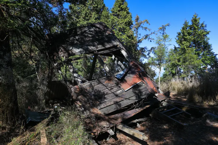 圖一： 西巒大山3.84k廢棄瞭望台，這是多年前的照片，如今又更殘破了些。它位在一處寬大的稜線上，正路在照片的右邊，但可以感受到其實四面八方都有走錯的可能。