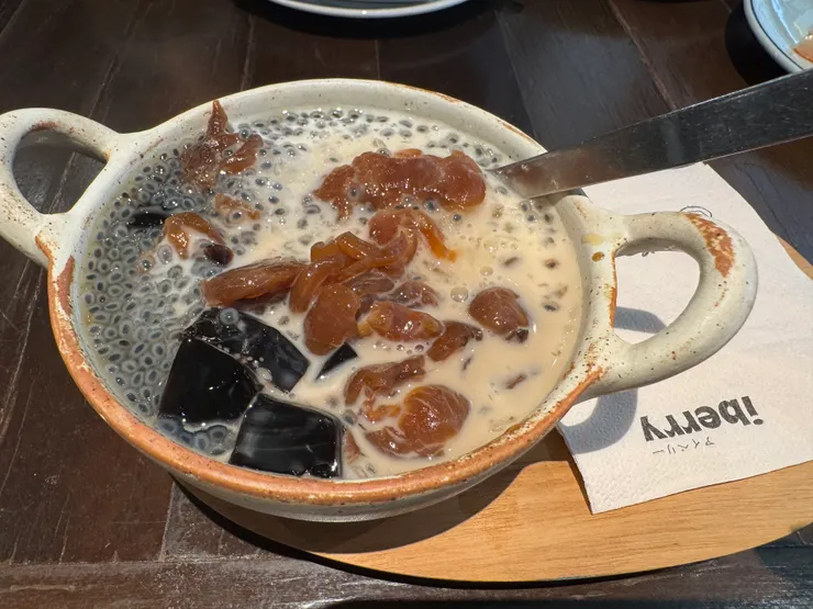 這碗泰國仙草也是以椰奶為基底,仙草QQ的跟台灣的不一樣,整碗很甜,但滿好吃的。