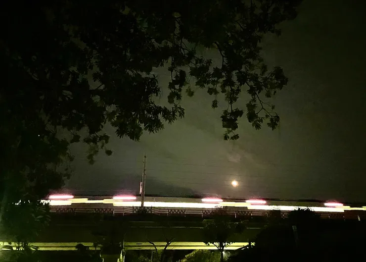 高架鐵路和月色。（剛好有火車飛快地經過）
