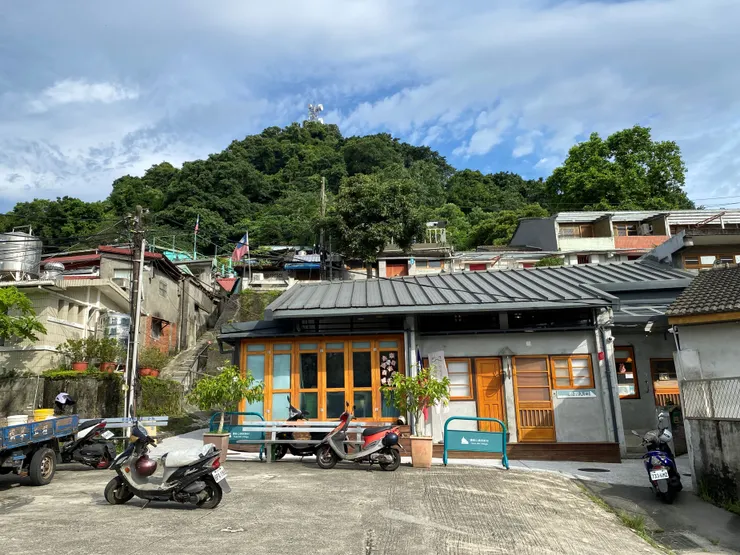 面對大廣場第一棟建築，就是做為社區交誼場所的「蟾蜍山大客廳」（拍攝日期：2020/8/25 ）