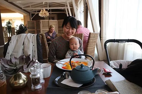 看似優雅其實很慌亂,超怕小孩哭哭不給抱的