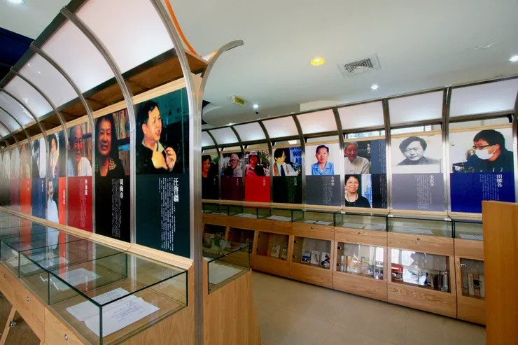 2004年開館先從作家資料櫃的蒐集佈展開始。