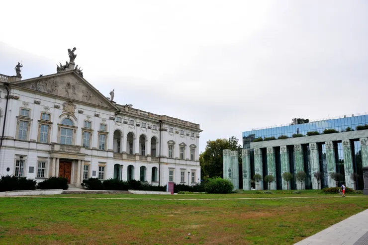 【回家途中經過克拉尼斯基廣場（plac Krasińskich），左側白色巴洛克式建築是克拉尼斯基宮(Krasiński Palace)，又名共和國宮（Palace of the Commonwealth），建於 17 世紀後期，在二戰期間遭到嚴重毀壞，戰後重建，現為波蘭國家圖書館（National Library of Poland）的一部分；右側帶有綠色玻璃和大量列柱的現代建築是波蘭最高法院。】