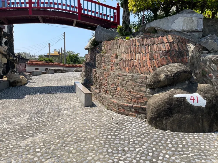 指標41的方向看過去，會看到指標42