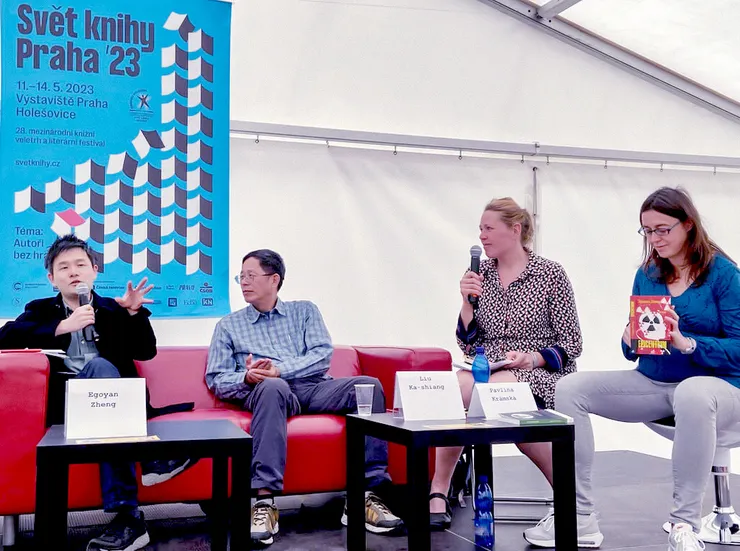 布拉格國際書展暨文學節（Book World Prague 2023）登場，台灣作家劉克襄（左 2）、伊格言（左）應邀出 席文學沙龍，與捷克讀者分享創作歷程。（文化部提供）中央社記者邱祖胤傳真 112 年 5 月 12 日