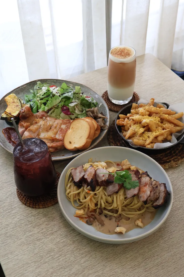 爐烤肯瓊香料雞腿排佐克里奧爾芥末醬、盛夏酸甜桑葚烏龍茶、鹽麴豬義大利麵、炙烤焦糖歐蕾、金沙起司脆薯