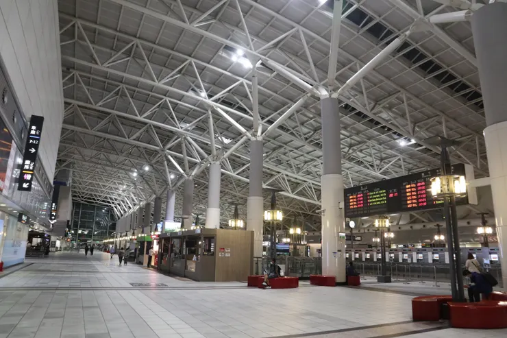 疫情警戒期間，週六晚上的高鐵左營站